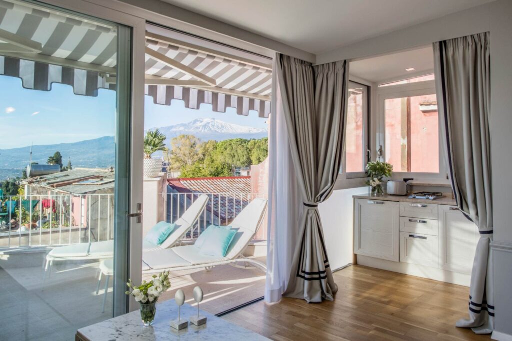 la-malandrina-apartments-suite-taormina-pamoramic-suite-prestigio-collection