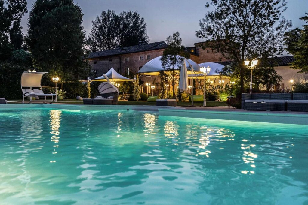 villa-la-personala-modena-esterno-piscina-sera-prestigio-collection